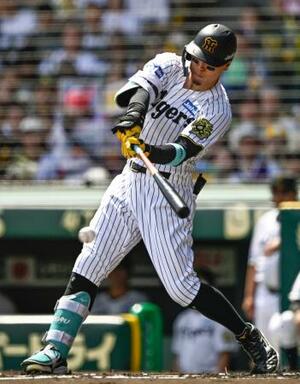 1回阪神1死一、二塁、佐藤輝が中前に先制打を放つ=甲子園
