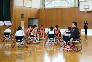 小中学生が神保康広さんから車いすバスケットボールについて学んだ体験講座=三条市大島