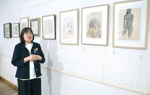 宮嶋美明の作品の魅力について語る宮島かをりさん=新発田市中央町4