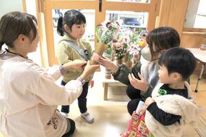 感謝を込めて保護者(右から2人目)に花束を贈る園児(右から3人目)=燕市花見