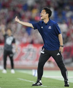 横浜M-岡山 後半、指示を出す横浜M・大島監督=日産スタジアム