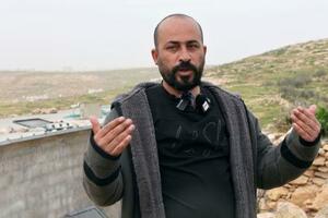 17日、取材に応じるハムダン・バラール氏=ヨルダン川西岸南部マサフェルヤッタ(共同)