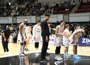 神戸戦で敗れてB3降格圏が確定し、ファンに頭を下げる新潟の選手=3月17日、ワールド記念ホール