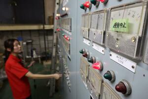 オールシーズンプールの設備を管理する操作パネル。築50年近くとなり、「使用中止」と書かれたテープが貼られた設備もある=上越市新光町