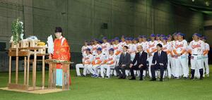 開幕を前に必勝祈願をした選手ら=3月13日、エコスタ