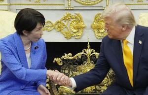 　会談で握手を交わす高市首相（左）とトランプ米大統領＝１９日、ワシントンのホワイトハウス（共同）