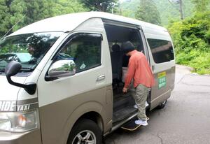 温泉客らの利用が増えた湯之谷地域の乗り合いタクシー=魚沼市栃尾又