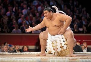 開幕した大相撲ロンドン公演で土俵入りする横綱大の里=15日(ゲッティ=共同)