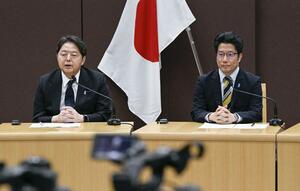 拉致問題に関するオンライン形式の国連シンポジウムに参加した林官房長官(左)と拉致被害者家族会代表の横田拓也さん=6月27日夜、東京都千代田区