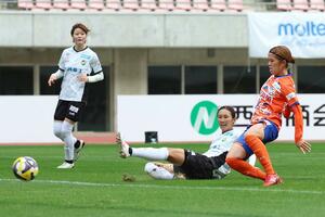 後半、クロスにFW新堀華波が合わせ先制する=8日、新潟市中央区