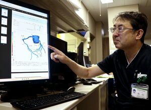 ＦＦＲ－ＣＴの診断画像を説明する県立中央病院の西川尚循環器内科部長＝上越市新南町