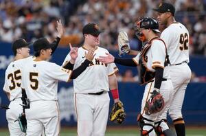 ヤクルトに勝利し、タッチを交わす巨人ナイン=京セラドーム