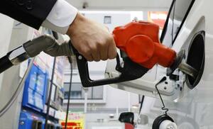 　ガソリンスタンドで給油＝東京都内