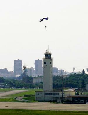 　米軍が沖縄県の嘉手納基地で実施したパラシュート降下訓練＝２８日午前