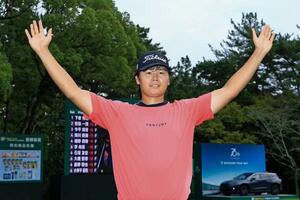 通算17アンダーでツアー初優勝を喜ぶ下家秀琉=三好CC