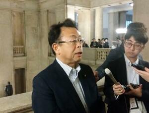 　国会で記者団の取材に応じる公明党の西田幹事長＝３日午後