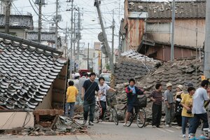 多くの家屋が倒壊した中越沖地震=2007年7月16日、柏崎市