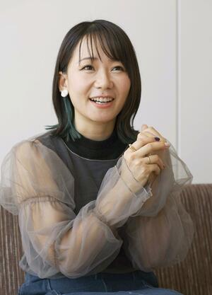 「ジャケットも歌詞も、肩の力を抜いた等身大の自分が出せた」と話すTSUNEIさん=新潟市中央区の新潟日報メディアシップ