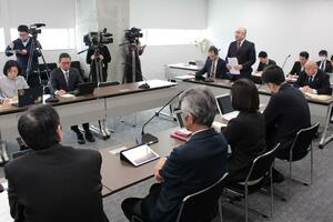 柏崎商工会議所の西川正男会頭から柏崎刈羽原発の早期再稼働を求める請願について趣旨説明を受ける柏崎市議会の調査特別委員会=2月27日、柏崎市議会