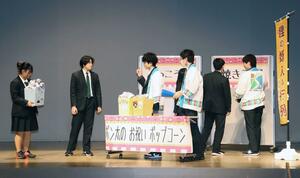 地域活性化のアイデアを寸劇で発表する白根高校の生徒=新潟市南区田中