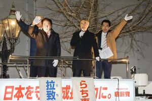 拉致問題の早期解決を訴える花角英世知事と自民党県議団＝１６日、新潟市中央区