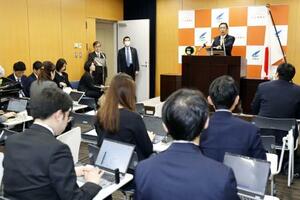 　閣議後に開かれた黄川田男女共同参画相の記者会見＝１３日、東京・永田町