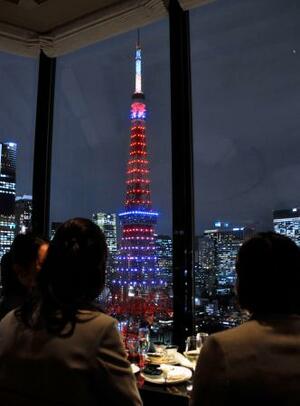 東京タワーを望む「ザ・プリンス パークタワー東京」のバーの特別席=30日午後、東京都港区