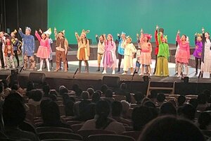 「おもちゃ箱の奇跡」を上演する魚沼産☆夢ひかり=6日、魚沼市