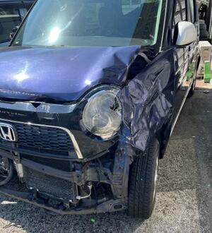　若山哲夫容疑者が事故を起こした車＝１２日、新潟県村上市