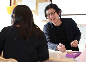 五合目を利用する子どもと話すクラフトマップの髙橋雅之さん=柏崎市横山