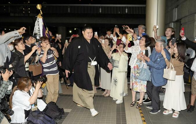 大相撲夏場所で初優勝を果たし、大勢のファンに迎えられ祝勝会会場に入る大の里=茨城県つくば市内のホテル