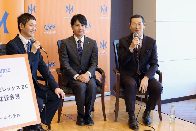 就任会見のトークセッションでビジョンを語るオイシックス新潟アルビレックスＢＣ桑田真澄ＣＢＯ（右）。中央は武田勝監督＝１８日、東京ドームホテル