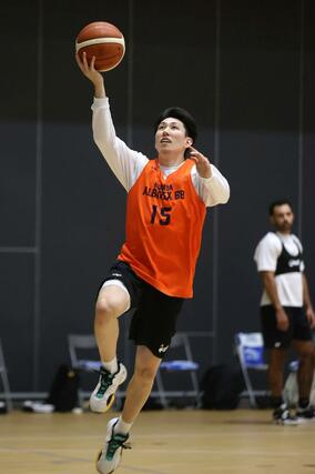 練習でシュートする濱田貴流馬。前回品川戦で１０得点５アシストと活躍＝アオーレ長岡