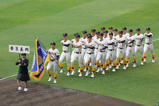開会式で行進する帝京長岡の選手ら＝１９日、阪神甲子園球場