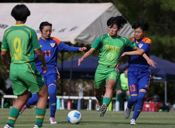 帝京長岡－開志学園ＪＳＣ　後半、攻め込む帝京長岡のＦＷ深見結葵＝新発田市