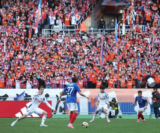 詰めかけた約7000人の新潟サポーター=日産ス