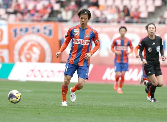 新潟-横浜FC 前半、パスをさばくMF長谷川元希=ビッグスワン