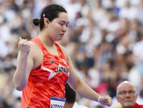 女子やり投げ決勝　１投目を終え、ガッツポーズする北口榛花＝パリ郊外（共同）