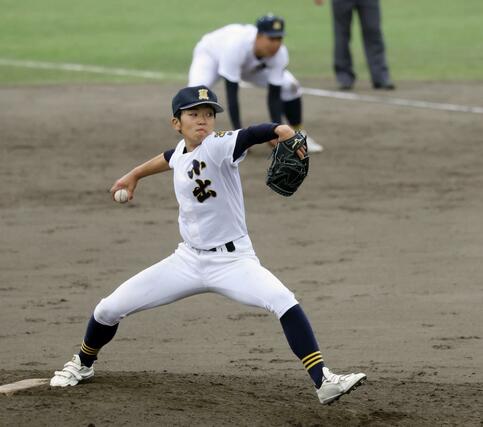 完投した小出の豊野暖＝４月２８日、柏崎市佐藤池野球場