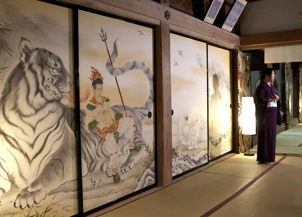 国上寺方丈講堂のふすまに描かれたイケメン絵巻第２弾。龍と不動明王の障壁画と対をなす虎と毘沙門天＝１０日、燕市国上