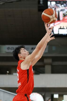 第２クオーター、開志国際の千保銀河が守備を交わしながら３点シュートを決め、２５－２２