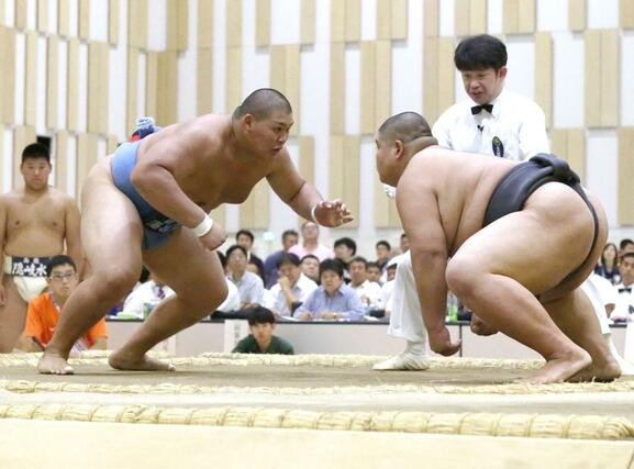 全国高校総体・個人決勝トーナメント進出者決定2回戦で立ち合う大の里(左)=2018年8月、静岡県沼津市