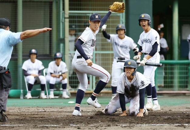十日町５回１死二塁、悪送球に乗じて生還する二走小林楓雅。先制＝三条パール金属スタジアム