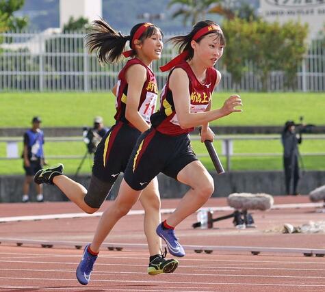 陸上女子４００メートルリレー決勝　上山の１走中村優里が２走志田陽梨につなぐ＝沖縄県総合運動公園陸上競技場