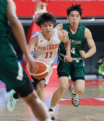 男子１回戦　開志国際－高山西（岐阜）　第４クオーター、ドリブルで攻め込む開志国際の池田颯真＝１２月２３日、東京都渋谷区千駄ケ谷１の東京体育館