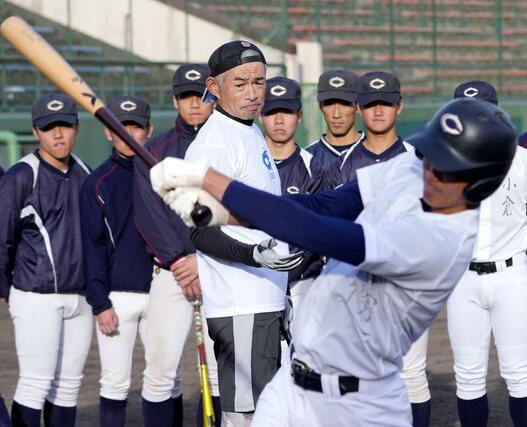 ティー打撃を指導するイチローさん=8日、長岡市