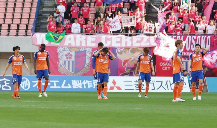 連敗し、肩を落とす新潟選手=4月7日、デンカビッグスワン