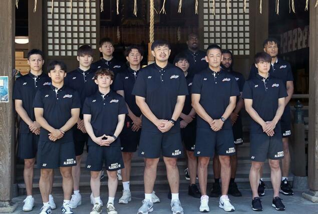 必勝祈願後の新潟アルビレックスＢＢの選手