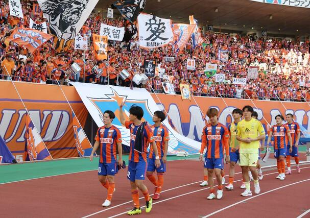 試合後の選手に大きな声援を贈る新潟サポーター=デンカビッグスワン