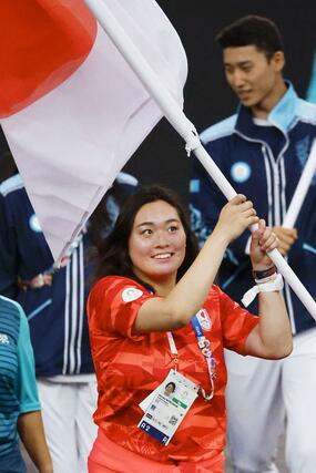 パリ五輪の閉会式で、日の丸を手に入場する旗手の北口榛花＝８月１１日、パリ郊外（共同）